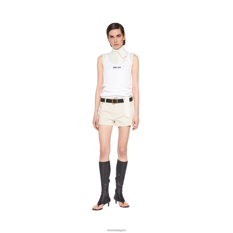 Miu Miu ecrukorte spijkerbroek N8F6L938 klaar om te dragen