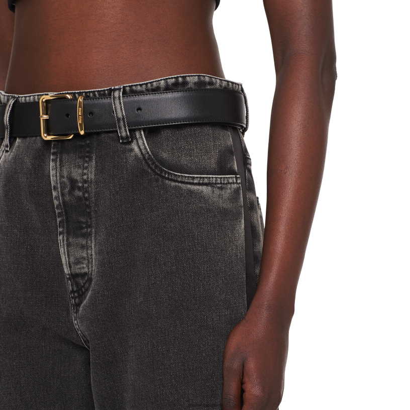 Miu Miu zwartspijkerbroek met vijf zakken N8F6L972 klaar om te dragen