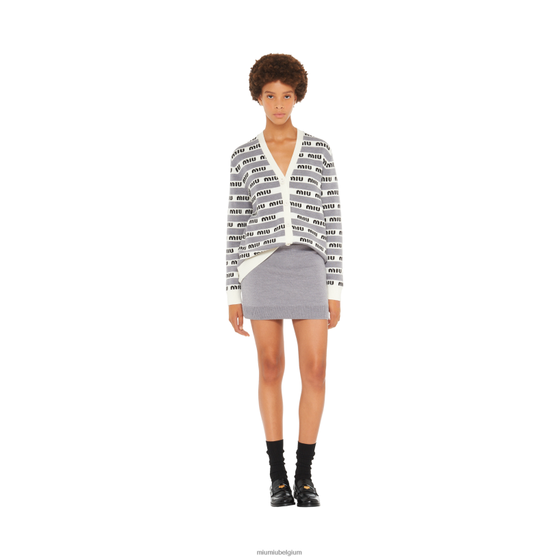 Miu Miu grijswollen vest N8F6L816 klaar om te dragen