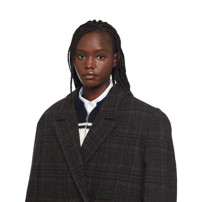 Miu Miu ebbehoutgeruite jas met dubbele rij knopen N8F6L506 klaar om te dragen