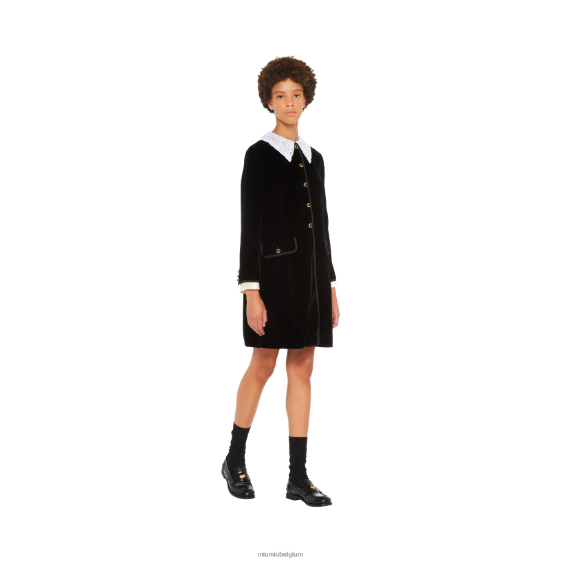 Miu Miu zwartfluwelen jas met één rij knopen N8F6L544 klaar om te dragen