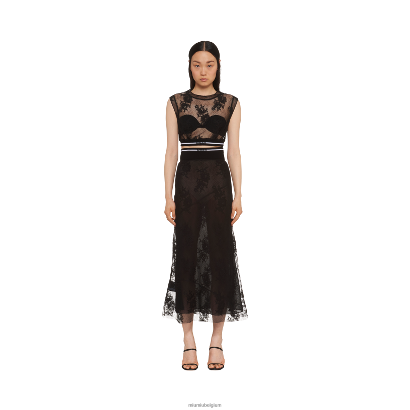 Miu Miu zwartkanten topje N8F6L634 klaar om te dragen