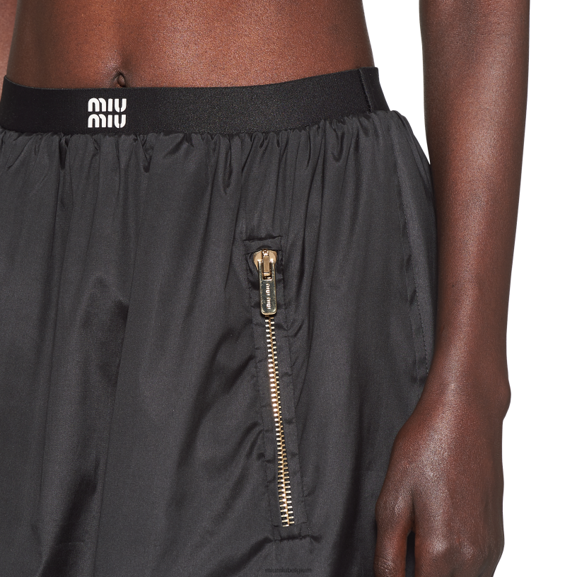 Miu Miu zwarttechnische zijden minirok N8F6L857 klaar om te dragen