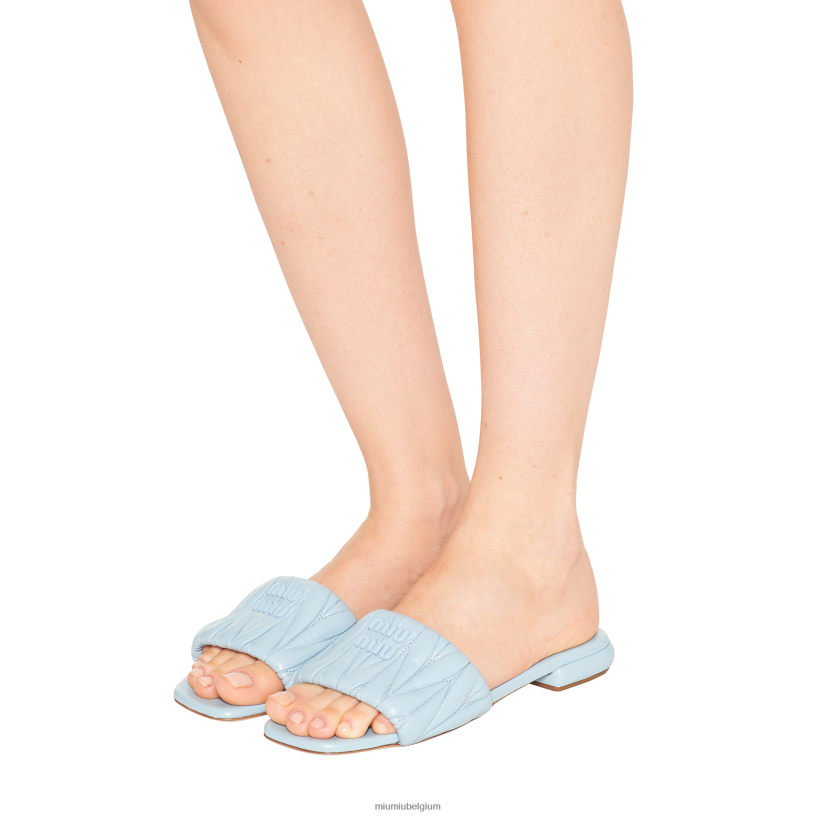 Miu Miu lichtblauwgematelasseerde nappaleren slippers N8F6L256 schoenen