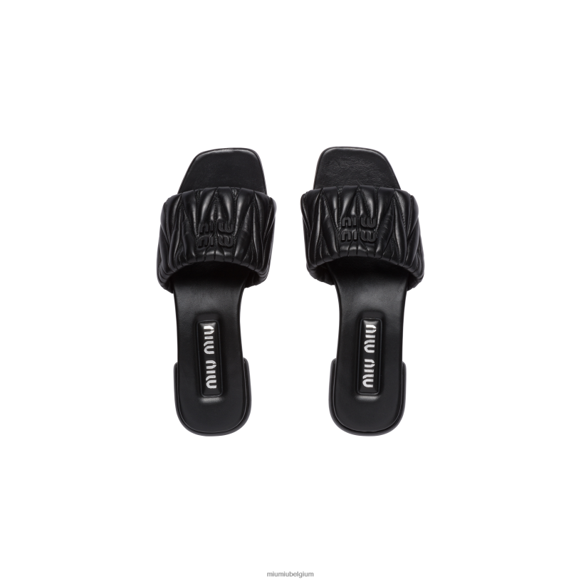 Miu Miu zwartgematelasseerde nappaleren slippers N8F6L255 schoenen