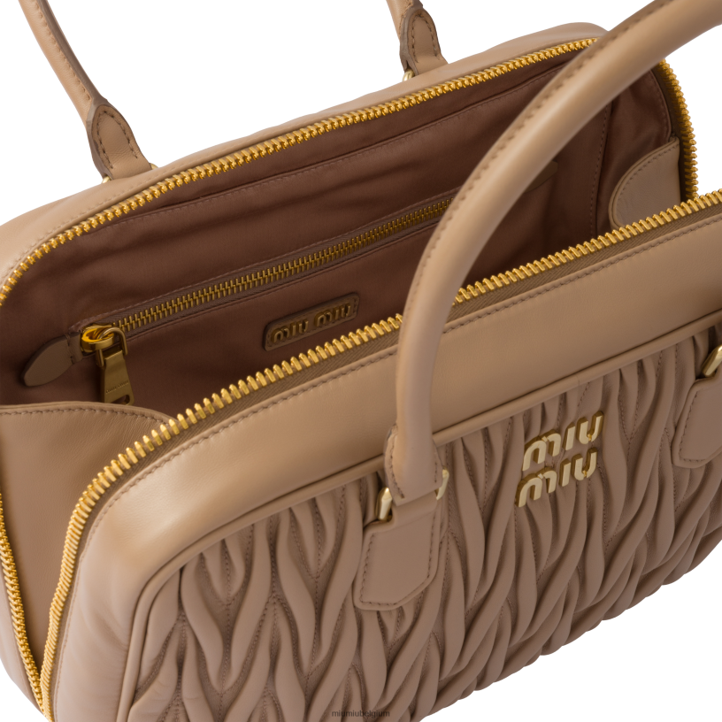 Miu Miu cameotas van gematelasseerd nappaleer met handvat aan de bovenkant N8F6L71 verzameling