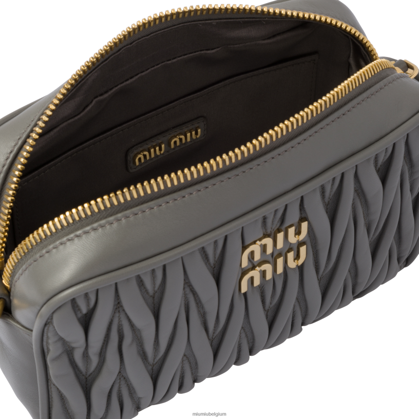 Miu Miu marmer grijsgematelasseerde schoudertas van nappaleer N8F6L72 verzameling