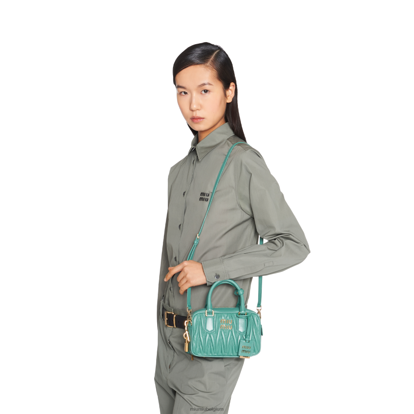 Miu Miu salie groentas van gematelasseerd nappaleer met handvat aan de bovenkant N8F6L44 verzameling