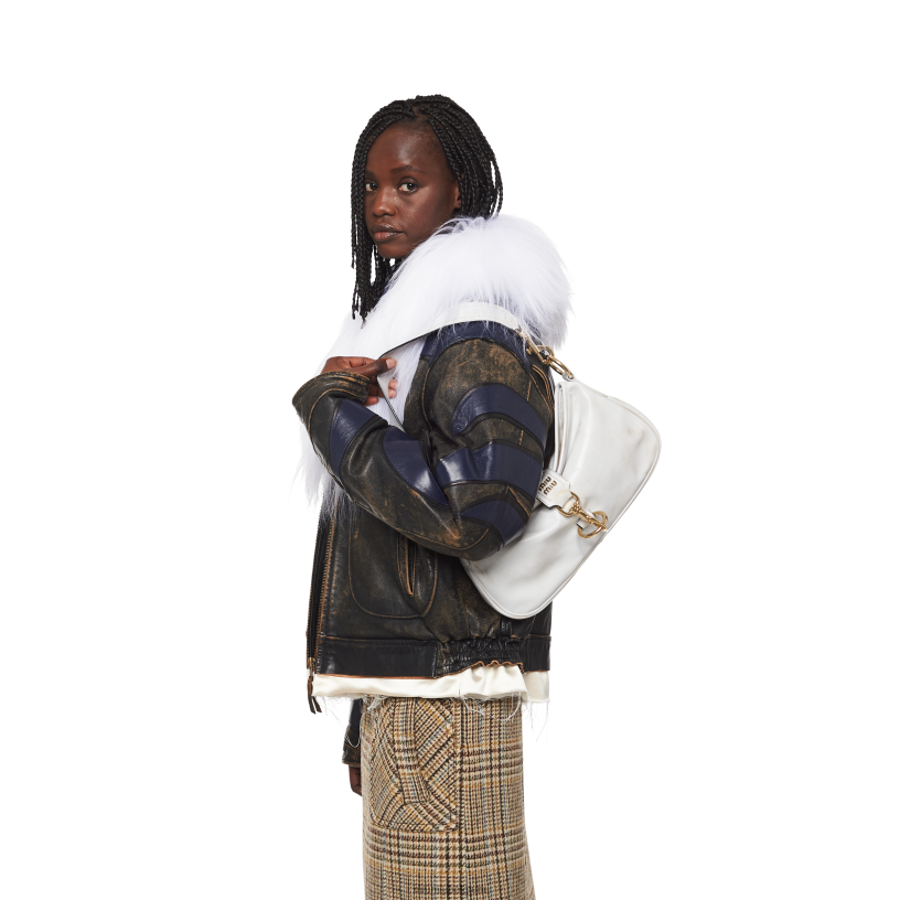 Miu Miu zand/witleren schoudertas met karabijnhaak N8F6L95 verzameling